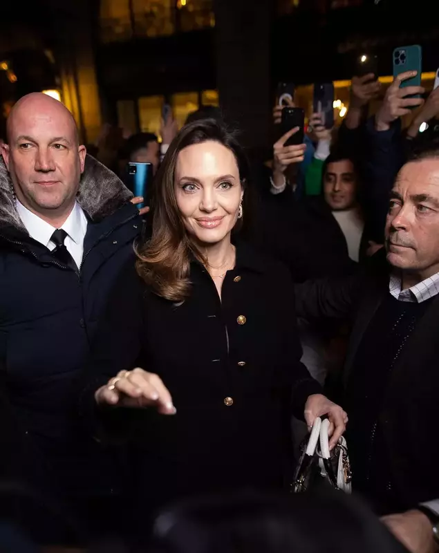 Angelina Jolie sort de la boutique Guerlain sur les Champs Elysées à Paris