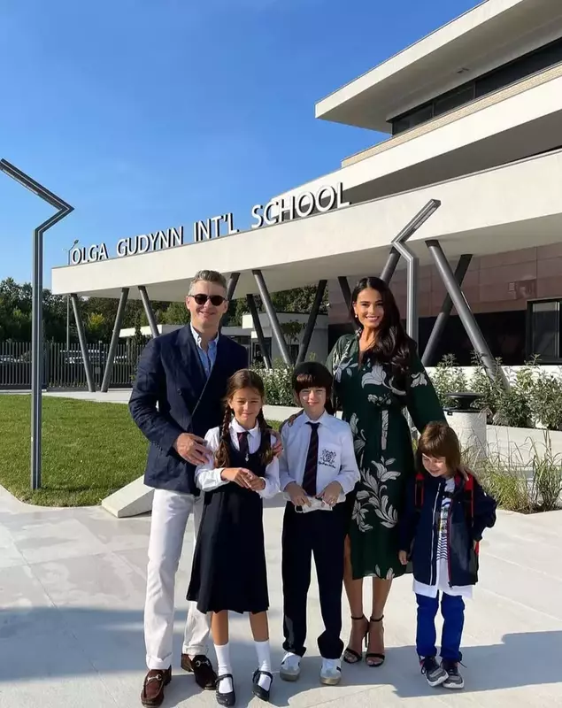 anca-serea-si-adi-sina-alaturi-de-copii-in-prima-zi-de-scoala