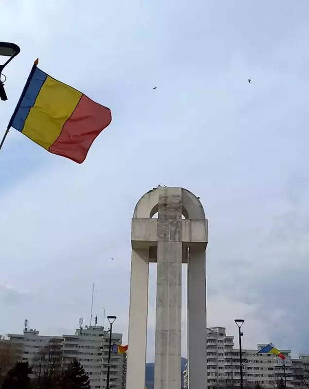monumentul-unirii-alba-iulia-vandalizat-mesaje-obscene-1
