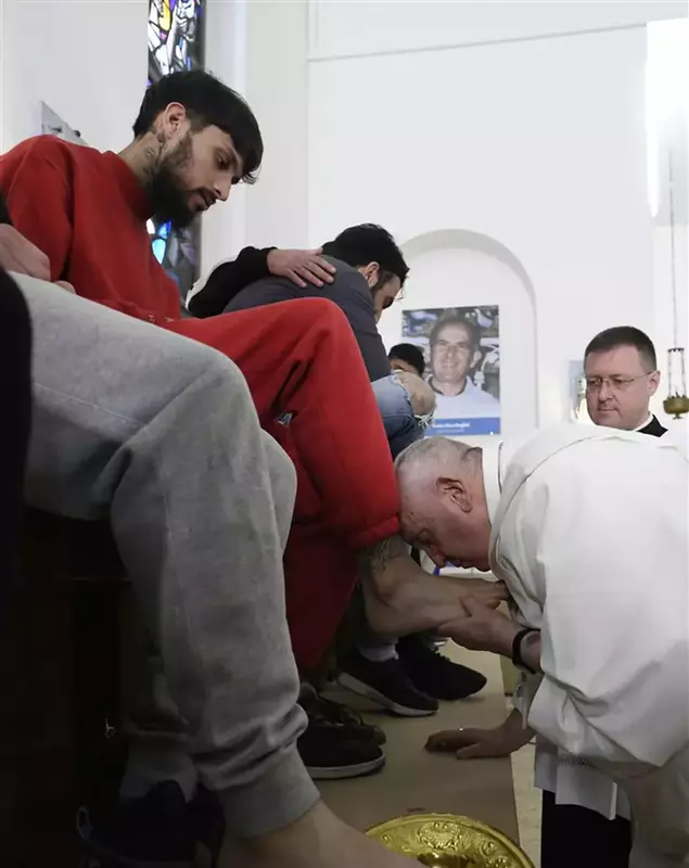 Pope Francis washes the feet of young prisoners in the rite of washing of feet