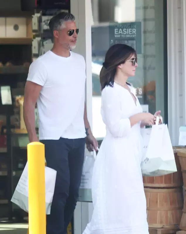 Sandra Bullock and boyfriend Bryan Randall go Grocery Shopping at Jayde’s Market in Bel-Air!