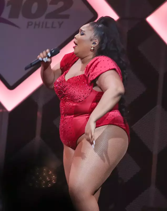Lizzo performs, 121119