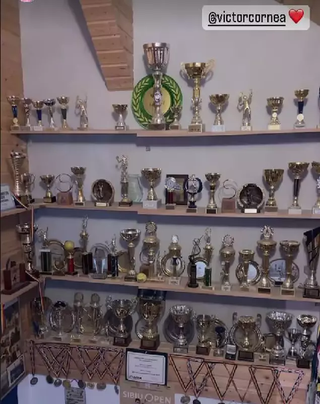 Andreea Bălan în vizită la părinții lui Victor Cornea (2)