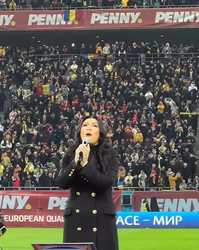 fetita-andrei-in-loja-la-meci-6