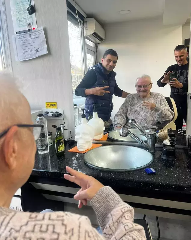 Irinel Columbeanu la frizer