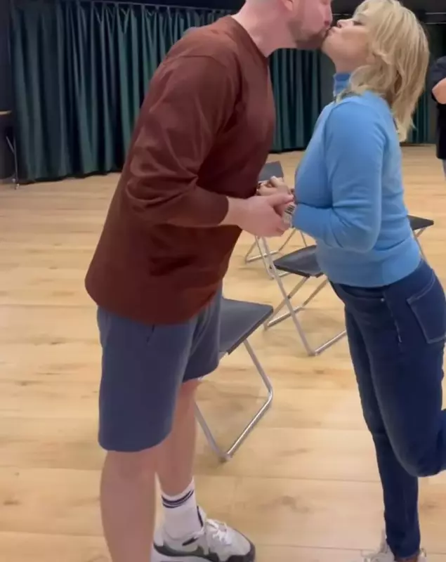 Loredana Groza sărut Stuart Hickey (1)