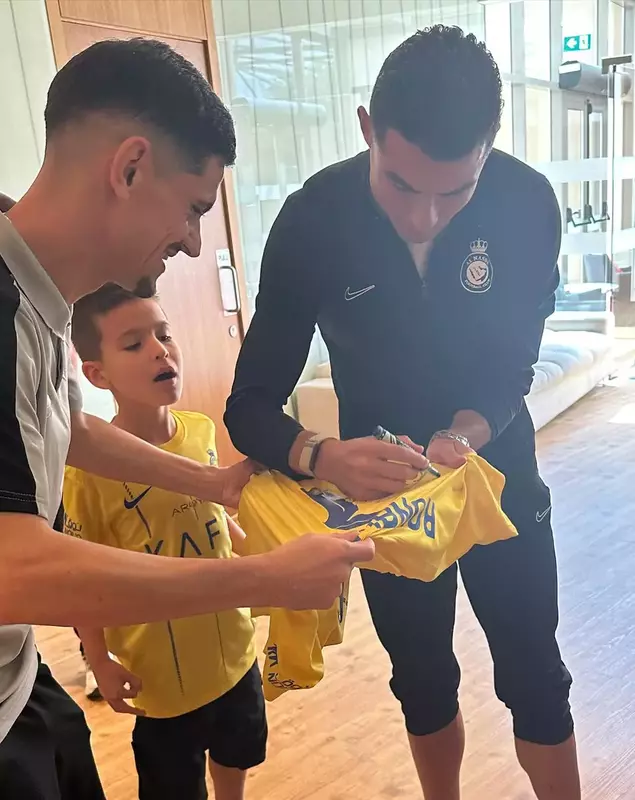 Tiago, fiul lui Adrian Mutu, și Cristiano Ronaldo (2)