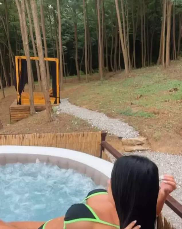 Daniela Crudu în costum de baie (2)