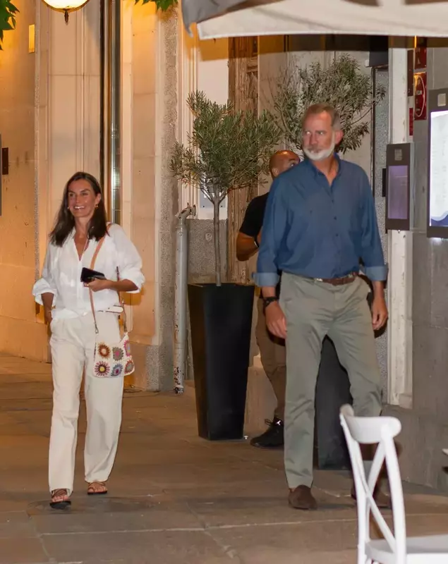 The king of spain go out to dinner at a restaurant in Madrid