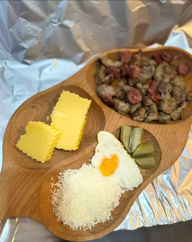 Mâncare tradițională restaurant Carpatina Foto Facebook Carpatina Restaurant 2