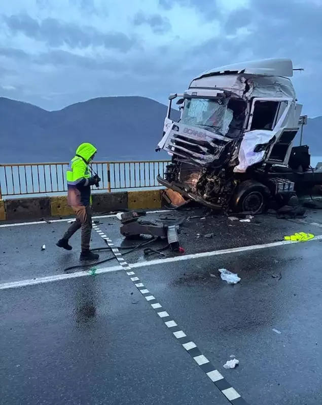 accident-tir-autotren-padina-baii1