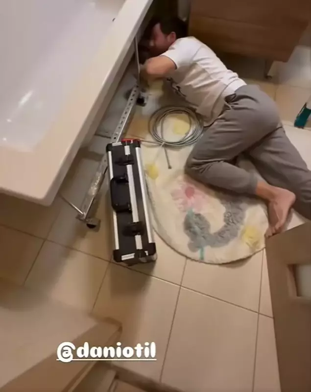 Ce a pățit Dani Oțil acasă: „Ăsta e blestemul nevestelor de la Power Couple”. Gabriela Prisăcariu l-a filmat în ipostaza neașteptată