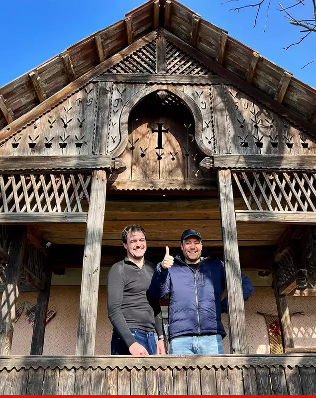 Viktor Verhulst și Joris Hessels surprinși în fața unei case din Transilvania