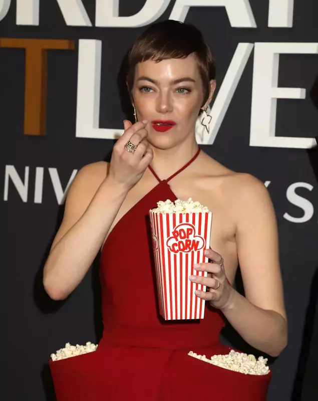 Emma Stone surprinde pe covorul roșu cu „rochia popcorn” FOTO: Hepta