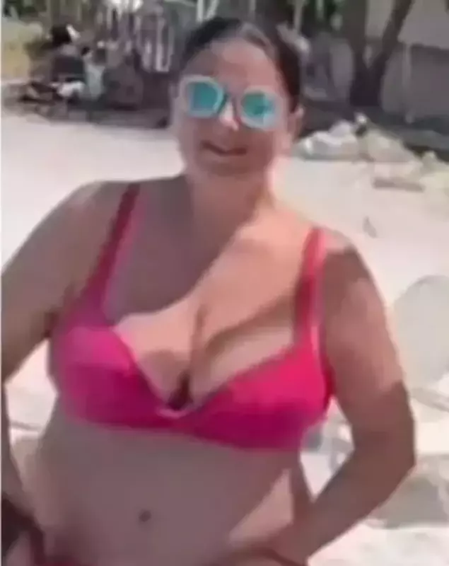 Gabriela Cristea în costum de baie