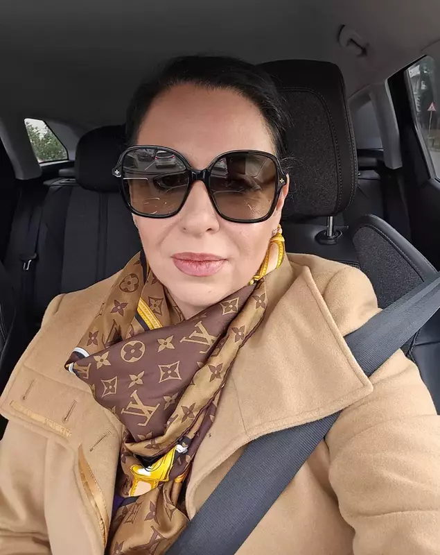 Oana Roman in masina