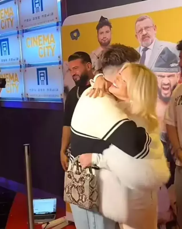 Loredana Groza l-a sărutat pe Bisoi (1)