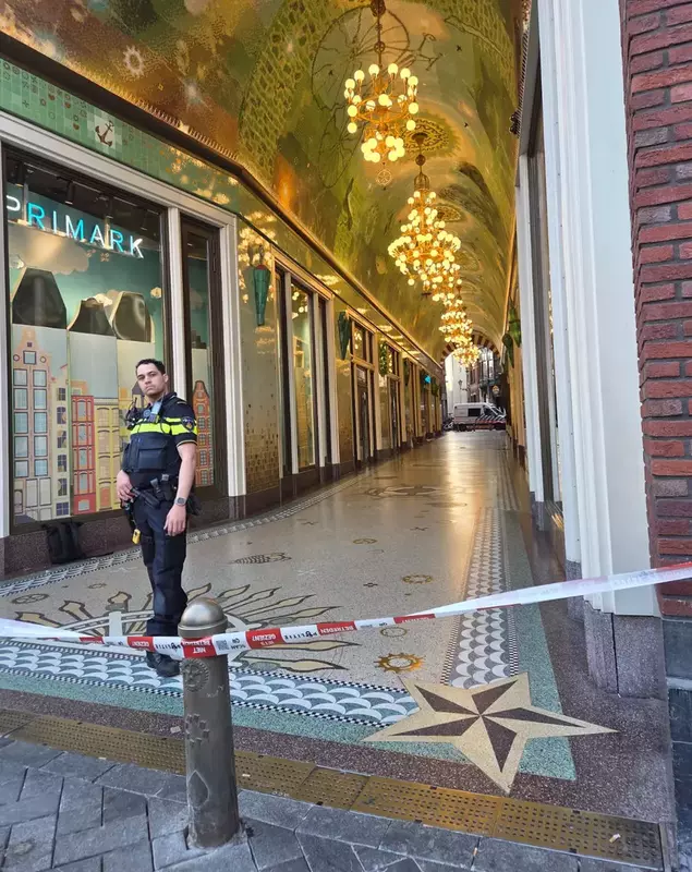 Polițist din Amsterdam pozat după atacul cu cuțitul de joi, 27 martie 2025
