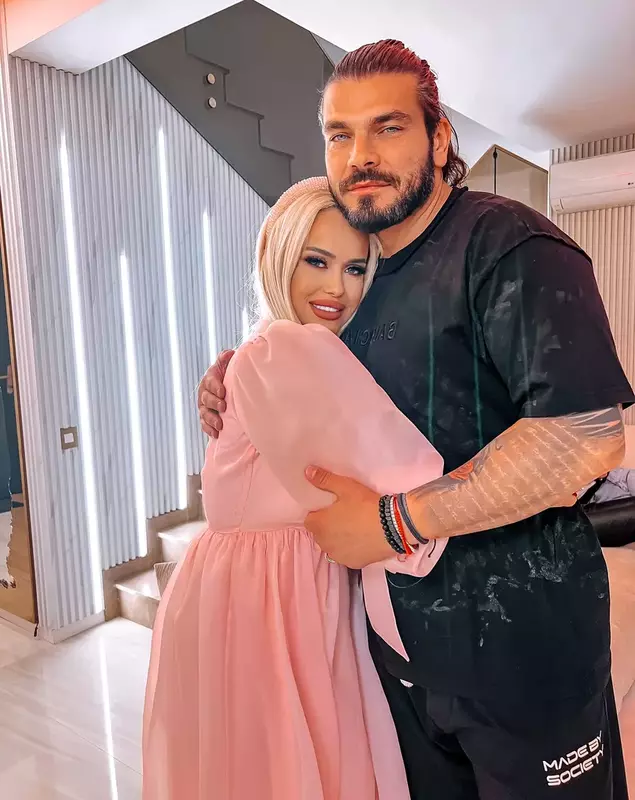 Anda adam in bratele sotului ei