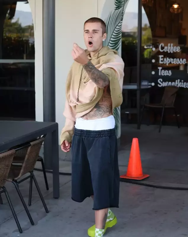 Justin Bieber and his crew get coffee in Palm Springs