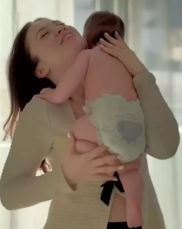 Anca Dumitra alături de copilul ei