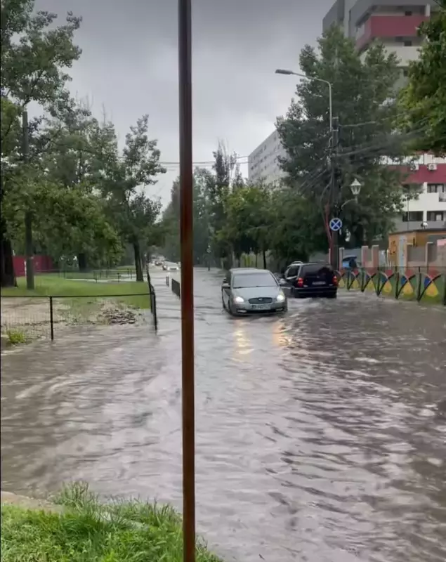Bld Metalurgiei, inundat după o ploaie puternică.