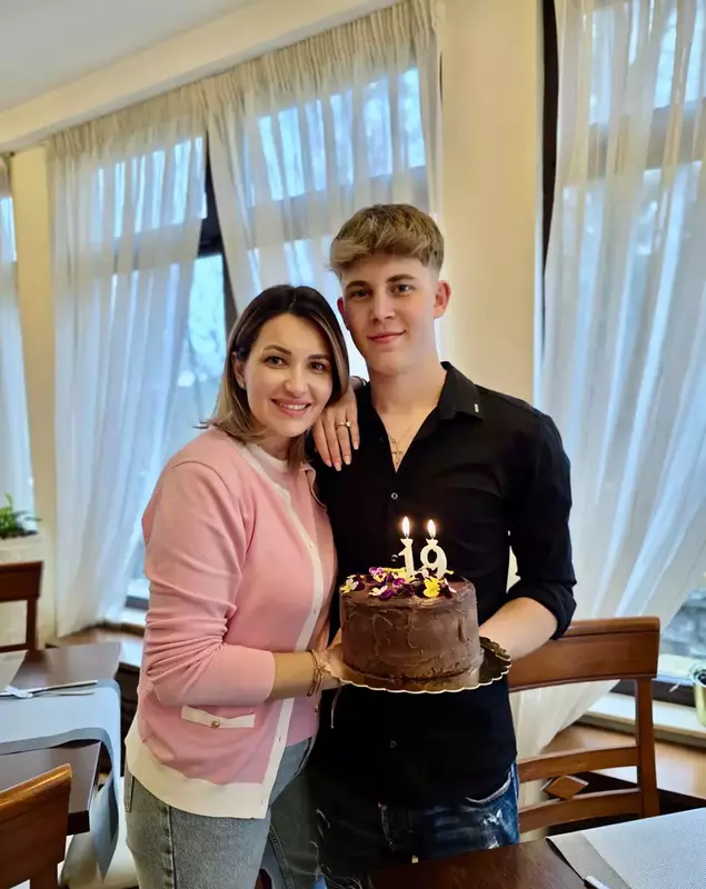 Ela Crăciun, alături de fiul ei în vârstă de 19 ani, Alex