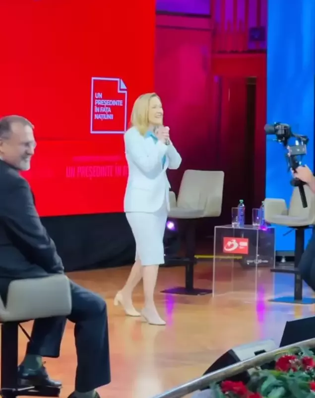 Elena Lasconi în costum alb la dezbaterea electorală Antena 3
