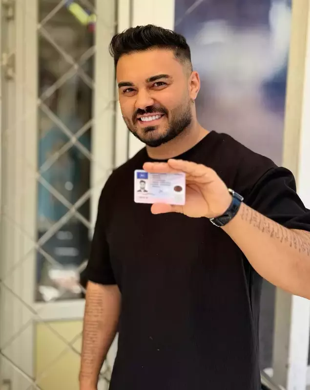 Jador cu permisul de condicere in mana