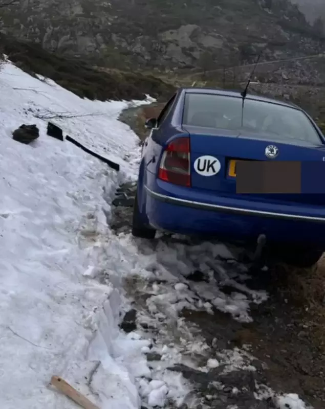 roman blocat cu masina in alpi (1)