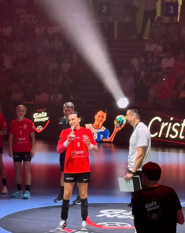 Cristina Neagu surprinsă în timp ce vorbește la microfon, în timpul „Galei Neagu - Retragerea unei legende”.