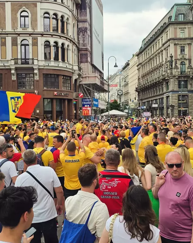 Suporteri români la Viena, în mijlocul orașului, îmbrăcați în galben