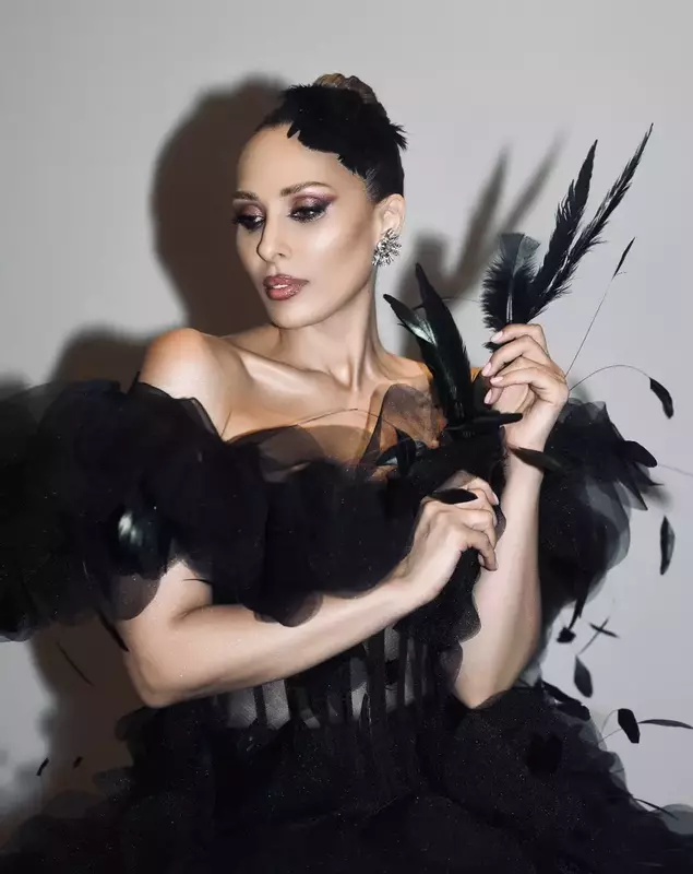 Iulia Vântur transformată în „Lebăda Neagră” (Black Swan)