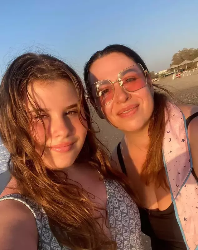 Oana Roman și fiica ei, Isabela, în vacanța din Creta (Grecia)