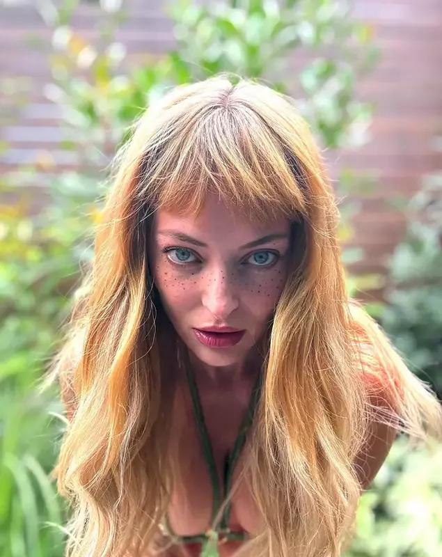 Delia Matache în costum de baie (6)
