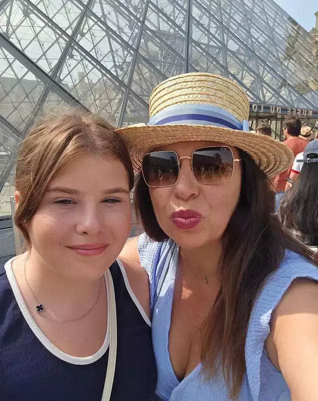 Oana Roman și fata ei, Isabela, în vacanța din Paris (Franța)