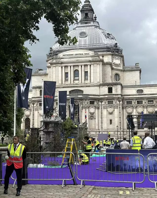 premiera wednesday sezonul 2 londra (11)