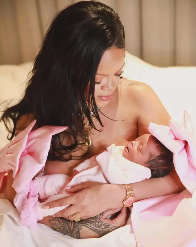 Rihanna a născut (1)