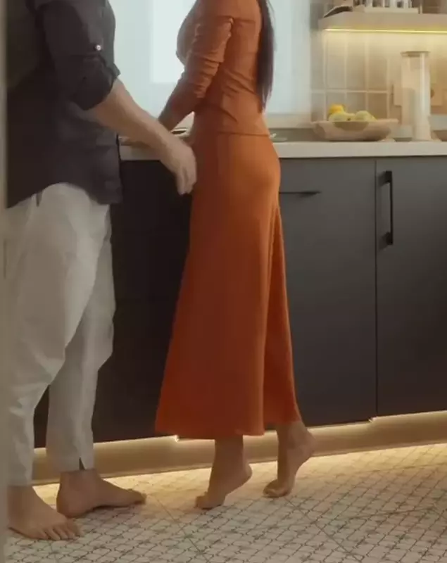 Sasha Lopez și Xenia Piciughin, soția lui, în casa decorată în stil Wabi Sabi