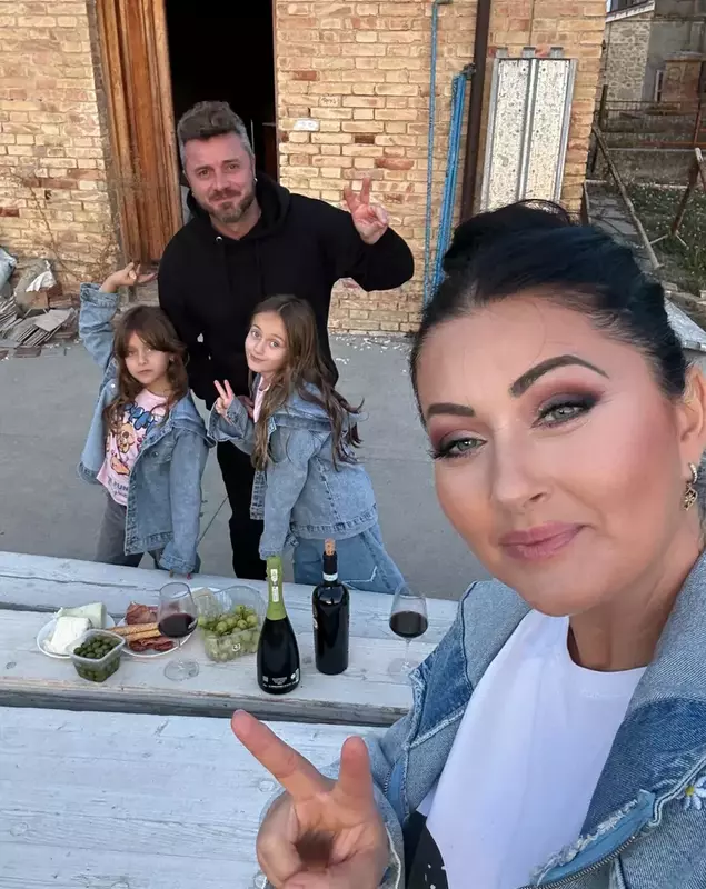 Gabriela Cristea, Tavi Clonda și fetițele lor în fața casei din Italia pe care au cumpărat-o