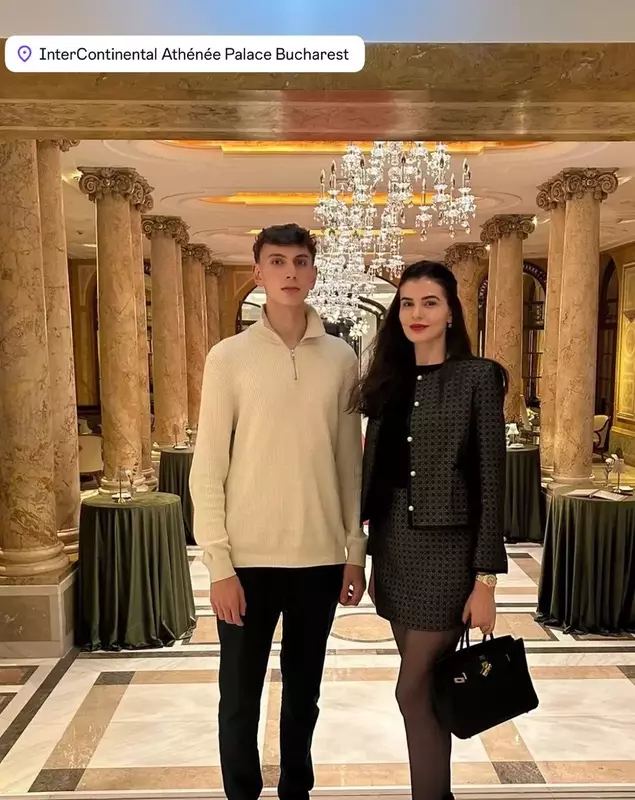 Monica Gabor alături de Alex, nepotul ei, într-un hotel din București