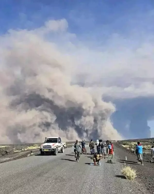 vulcanul hayli gubbi, văzut din depărtare în timp ce împroșcă un strat gros de fum și cenușă, 23-24 noiembrie 2025, Etiopia