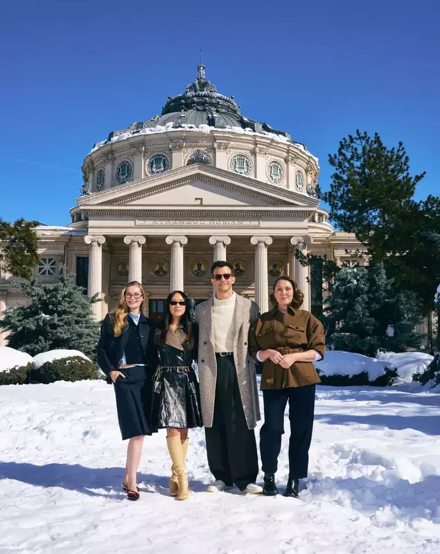 Cei patru actori au venit la București pentru a promova noua serie. Foto: Netflix.