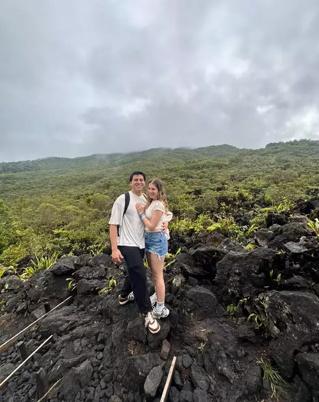 Laura Claudia Carp alaturi de prieten, pe un munte