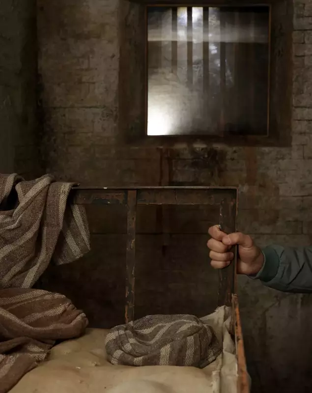 Expoziția „Întâlniri. Sau cum se naște o lume nouă”, găzduită de La Mița Biciclista – Stabiliment Creativ, aduce în prim-plan povești de prietenie și iubire ale unor personalități marcante din istoria românească, care au rezistat legionarismului și comunismului. 