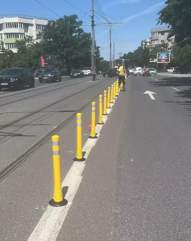 Stâlpișori galbeni montați pe linia de tramvai 5, în București