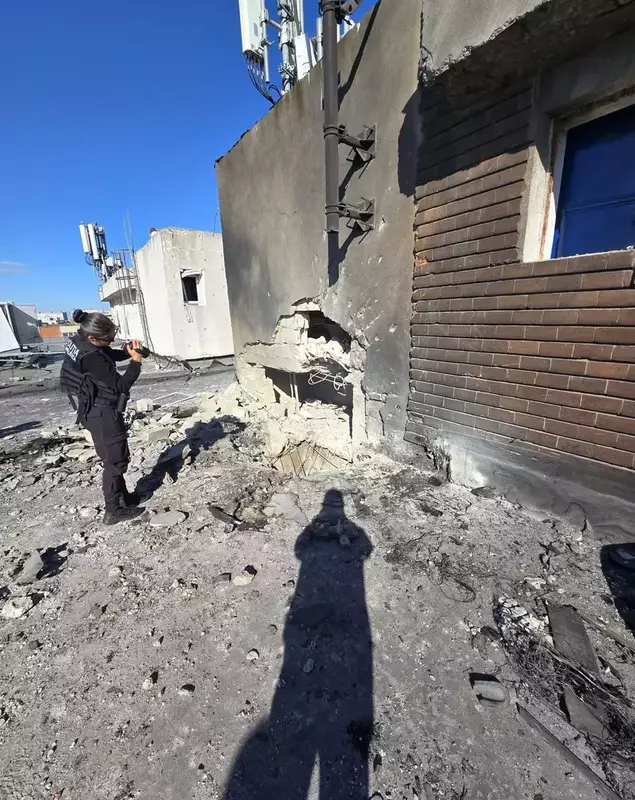O dronă rusească a lovit un bloc din Galați. Așa arată blocul distrus de drona.