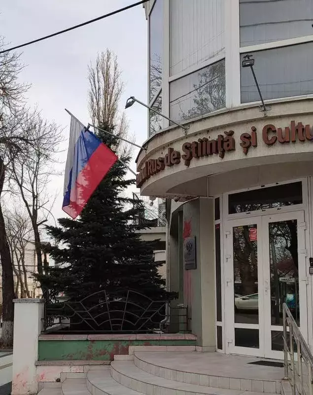 centrul-rus-de-stiinta-si-cultura-din-chisinau-vandalizat-cu-vopsea-rosie-1