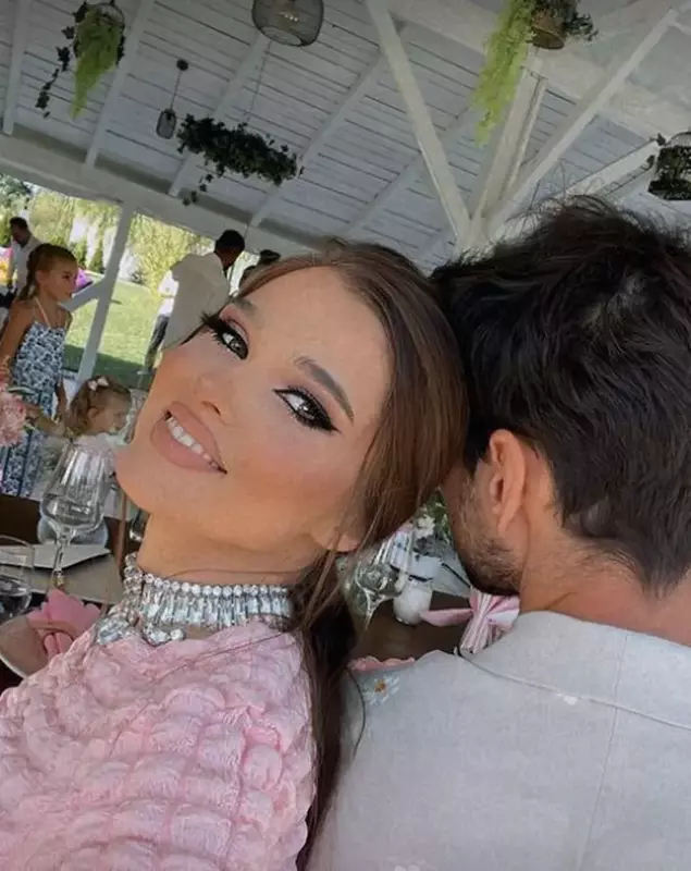 VIDEO Theo Rose și Anghel Damian, nași de cununie în biserică, deși nu sunt căsătoriți. Cântăreața a și botezat-o pe fetița prietenei sale