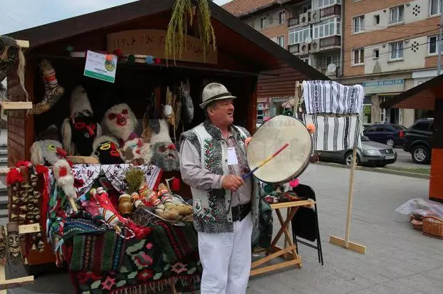 Meșterul din Botoșani care face opini din piele de porc și măști populare (6)